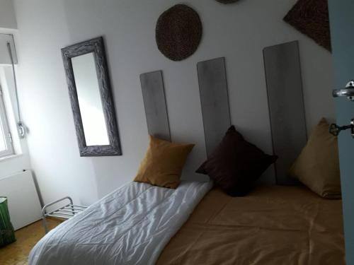 a bedroom with a bed and a mirror on the wall at Geschichte, Önologie und Gastronomie im Alentejo in Vila Viçosa