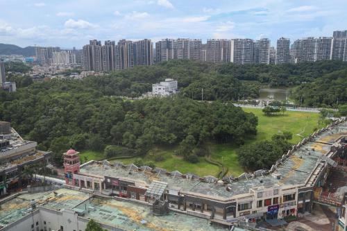 Pemandangan umum bagi Jiangmen atau pemandangan bandar yang diambil dari hotel