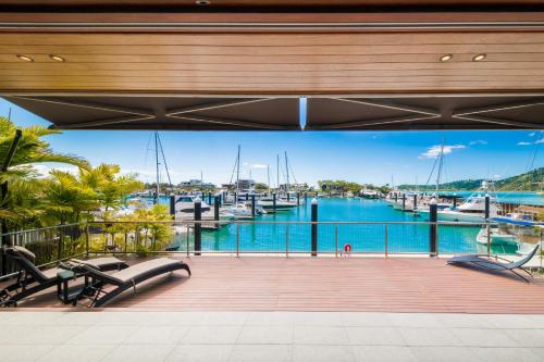 - Vistas al puerto deportivo desde la terraza de una casa en Airlie Beach Marina-Front Luxury at 10 The Cove, en Airlie Beach