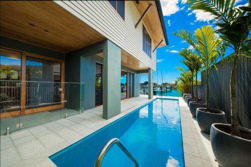una piscina en el patio trasero de una casa en Airlie Beach Marina-Front Luxury at 10 The Cove, en Airlie Beach