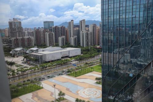 Pemandangan umum bagi Jiangmen atau pemandangan bandar yang diambil dari hotel