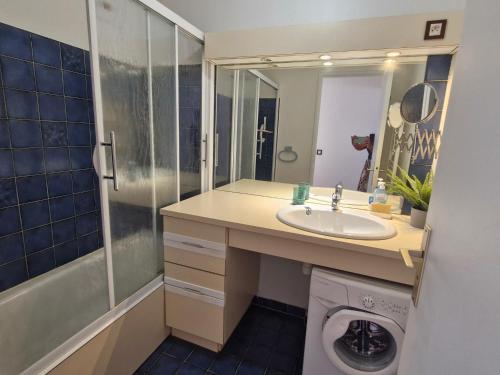 ein Badezimmer mit Waschbecken, Toilette und Dusche in der Unterkunft Appartement 2P climatisé avec WIFI, piscine, parking privé, proche plages et centre Sainte-Maxime - FR-1-780-1 in Sainte-Maxime