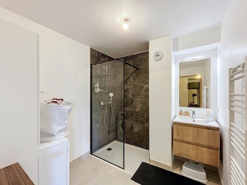 une salle de bain avec douche et lavabo dans l'établissement Appartement d'Exception 2 Chambres, 63 m², au Pied des Pistes, Parking Inclus, Wi-Fi - FR-1-560-142, à Combloux