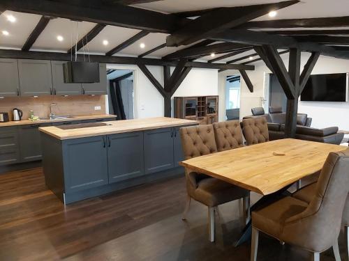 Η κουζίνα ή μικρή κουζίνα στο Gutshofwohnung - Speicher-Loft