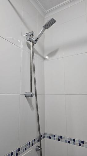 a shower in a bathroom with a shower head at Chayofa Paraiso, apartamento Tenerife Sur in Chayofa