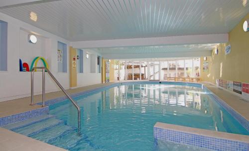 ein großer Pool in einem Gebäude in der Unterkunft Embleton Spa Hotel & Apartments in Embleton