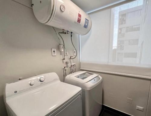 a laundry room with a dryer and a washing machine at Departamento Miraflores Larcomar con terraza in Lima