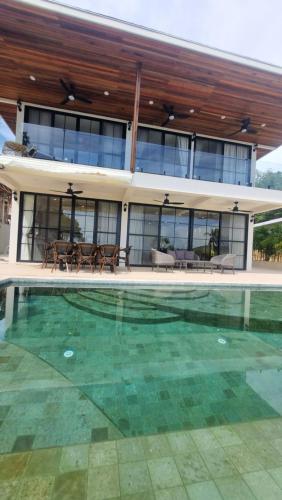 Bazén v ubytování Fishman Beachfront Villas nebo v jeho okolí