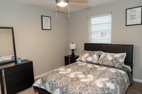 Katil atau katil-katil dalam bilik di Cozy and Modern Vacation Home
