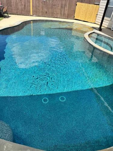 Modern home with beautiful poolの敷地内または近くにあるプール
