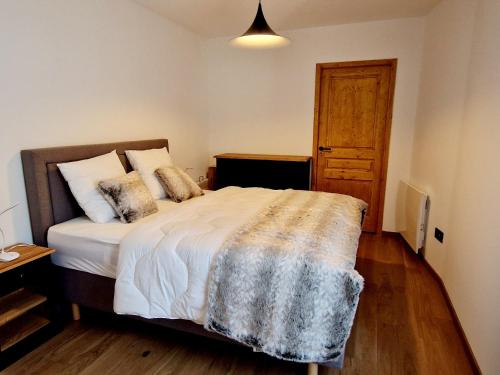 une chambre avec un lit et un parquet dans l'établissement Appartement cosy 2 pièces à Plagne Montalbert, proche pistes et commerces, avec garage et wifi - FR-1-755-19, à Aime La Plagne