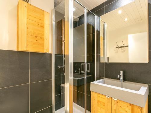 une salle de bain avec un lavabo et une douche dans l'établissement Studio 19m², Balcon, Accès pistes - Val d'Isère - FR-1-694-360, à Val dʼIsère