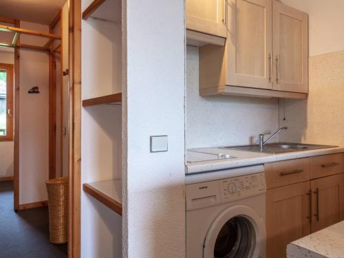 une cuisine avec une machine à laver et un évier dans l'établissement Appartement cosy 2 pièces à Valmorel, 50m des pistes, animaux acceptés - FR-1-356-440, à Valmorel