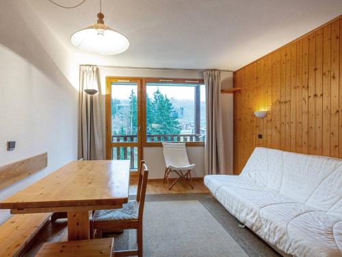 un salon avec un canapé blanc et une table dans l'établissement Valmorel: 2 Pièces, Balcon Sud, Proche Pistes et Remontées - FR-1-356-485, à Valmorel