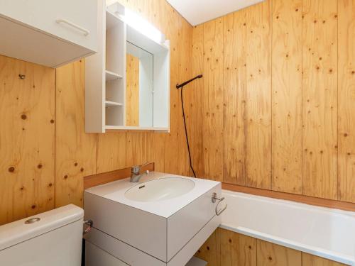 une salle de bain avec un lavabo, des toilettes et un miroir dans l'établissement Valmorel: 2 Pièces, Balcon Sud, Proche Pistes et Remontées - FR-1-356-485, à Valmorel