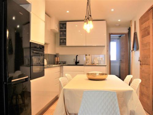 une cuisine avec une table avec un bol dessus dans l'établissement Appartement cosy au coeur de Valmorel, 3 chambres, près des pistes - FR-1-356-470, à Valmorel