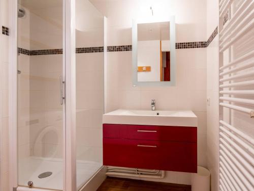 une salle de bain avec un lavabo et une douche dans l'établissement Appartement à proximité des pistes avec cuisine équipée, terrasse exposée SUD-OUEST - FR-1-356-447, à Valmorel