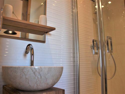 une salle de bain avec un lavabo et une douche dans l'établissement Appartement cosy au coeur de Valmorel, 3 chambres, près des pistes - FR-1-356-470, à Valmorel