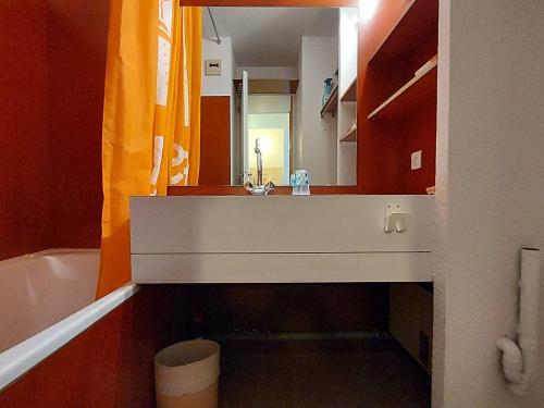 une salle de bain avec un lavabo et un miroir dans l'établissement Studio cosy 4 pers., balcon, à 80m des pistes, animaux acceptés, parking - FR-1-356-466, à Valmorel