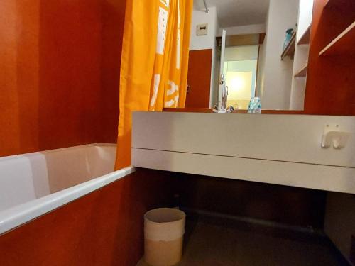 une salle de bain avec une baignoire, un lavabo et un miroir dans l'établissement Studio cosy 4 pers., balcon, à 80m des pistes, animaux acceptés, parking - FR-1-356-466, à Valmorel
