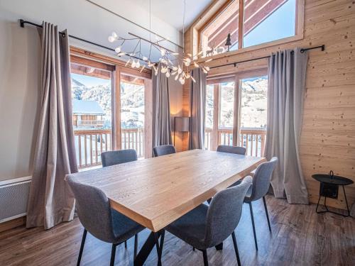 une salle à manger avec une table et des chaises en bois dans l'établissement Chalet 3* à Valmorel - 6 pers. - Pied de pistes, parking, wifi, prestations hôtelières - FR-1-356-464, à Valmorel