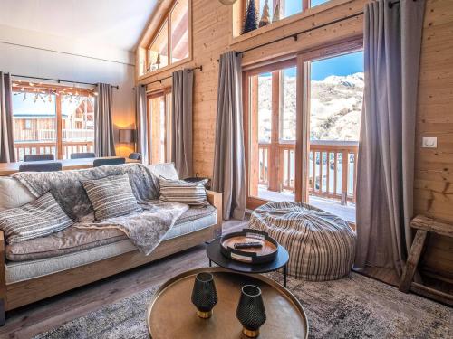 un salon avec un canapé et une grande fenêtre dans l'établissement Chalet 3* à Valmorel - 6 pers. - Pied de pistes, parking, wifi, prestations hôtelières - FR-1-356-464, à Valmorel