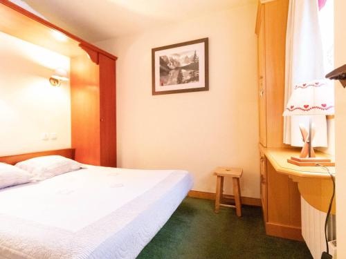 une chambre d'hôtel avec un lit et un bureau dans l'établissement Appartement cosy 1 chambre à Valmorel, proche remontées et centre, avec balcon - FR-1-356-487, à Valmorel