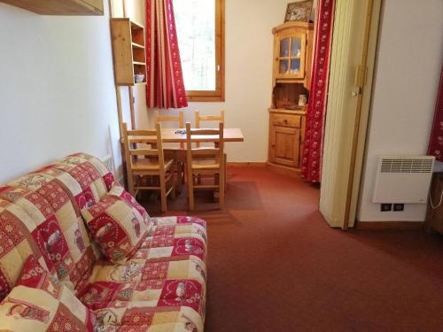 un salon avec un canapé et une table dans l'établissement Studio divisible 27m², balcon, proche pistes et remontées - FR-1-356-481, à Valmorel