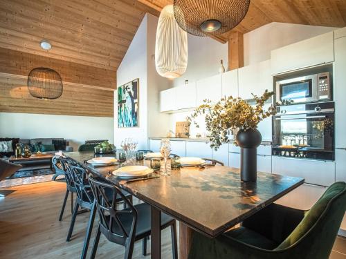 - une cuisine avec une table à manger et des chaises dans l'établissement Appartement cosy pour 8 pers. avec parking, au pied des pistes, Valmorel - FR-1-356-493, à Valmorel
