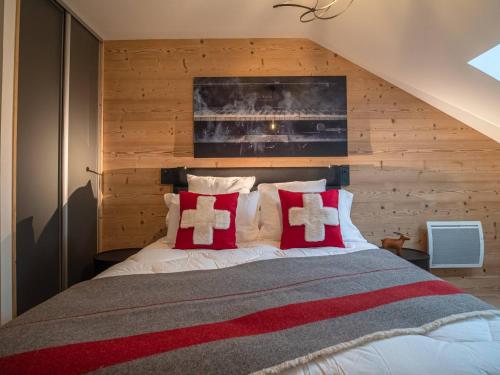 une chambre avec un lit avec des oreillers rouges et blancs dans l'établissement Appartement cosy pour 8 pers. avec parking, au pied des pistes, Valmorel - FR-1-356-493, à Valmorel