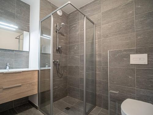 une douche avec une porte vitrée dans une salle de bain dans l'établissement Superbe Appartement Pied de Pistes pour 7 pers avec Balcon, WIFI et Parking - FR-1-356-495, à Valmorel