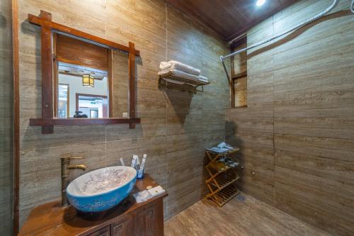 Un baño de 丽江金美客栈