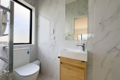 Ένα μπάνιο στο Cozy 3Bedroom in ideal South Auckland Location