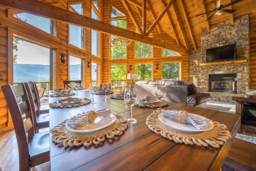 ein Esszimmer mit Tisch und Kamin in der Unterkunft Breathtaking 5-Bedroom Getaway with game room, hot tub, and theatre room in Pigeon Forge