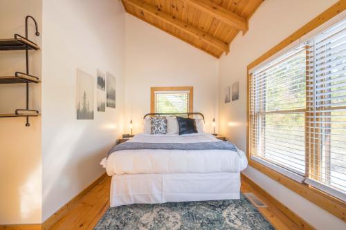 ein Schlafzimmer mit einem Bett und einem großen Fenster in der Unterkunft Breathtaking 5-Bedroom Getaway with game room, hot tub, and theatre room in Pigeon Forge