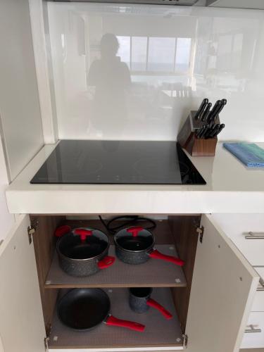 a drawer in a kitchen with pots and pans at Radiante departamento frente al mar in Playas