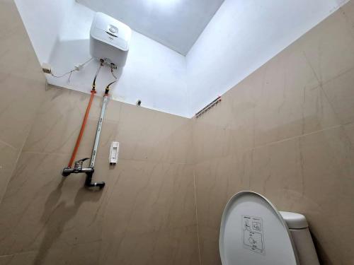 een badkamer met toilet in een kamer bij Villa Putih in Cisarua