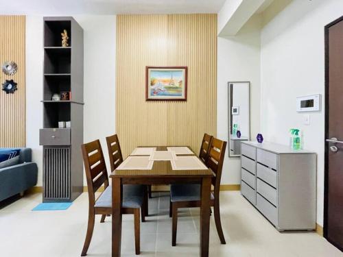 une salle à manger avec une table et quatre chaises dans l'établissement 16 Cozy and Spacious Studio, à Cari Mayor