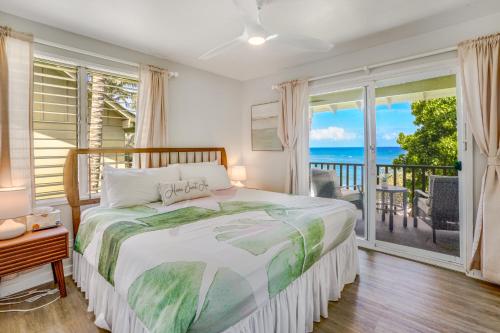 カパアにあるCoastal Charm Hideaway Oceanfront 2 Bedroomの海の見えるベッドのある寝室