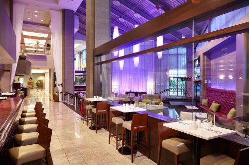 A restaurant or other place to eat at Executive Plaza Hotel & Conference Centre, Metro Vancouver