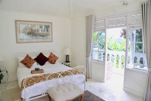 ブドゥグルにあるPondok Plantation, Mountain Villa Escape Bedugulの白いベッドルーム(白いベッド1台、窓付)