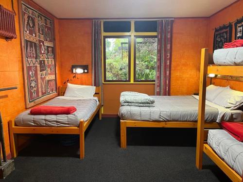 Ένα ή περισσότερα κρεβάτια σε δωμάτιο στο Global Village Travellers Lodge