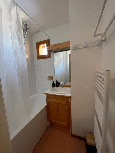 une salle de bain avec un lavabo et une baignoire dans l'établissement Panorama Valfréjus, à Modane