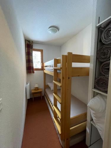 Cette chambre comprend 2 lits superposés et un couloir. dans l'établissement Panorama Valfréjus, à Modane