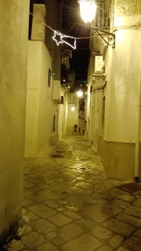 an empty alley with a light on the side of a building at Domusfrumenti in Oria