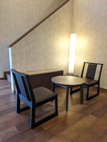 two chairs and a table and a lamp in a room at NARITA HOTEL KAKUREGA - Vacation STAY 69221v in Narita