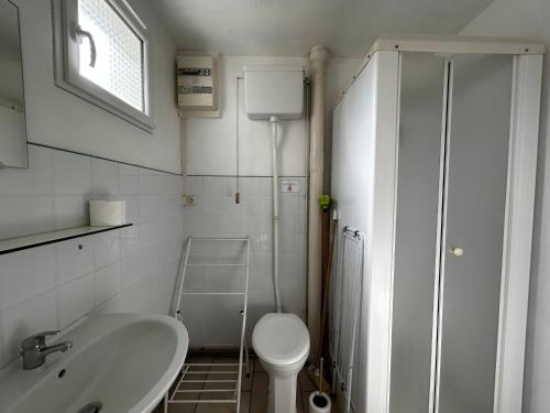 une petite salle de bain avec toilettes et lavabo dans l'établissement Studio cosy avec balcon, jardin, WIFI et stationnement près des Thermes - FR-1-541-114, à La Roche-Posay