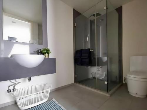 Ένα μπάνιο στο Sea View Condo with Amazing View