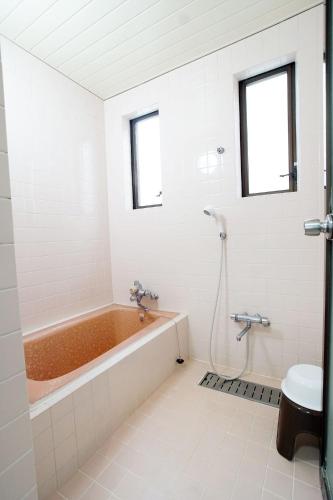 Bilik mandi di Takamatsu Guest House Akane
