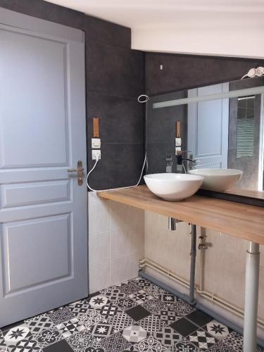 une salle de bain avec deux lavabos et un miroir dans l'établissement Grand Duplex T3 proche La Rochelle, à Salles-sur-Mer